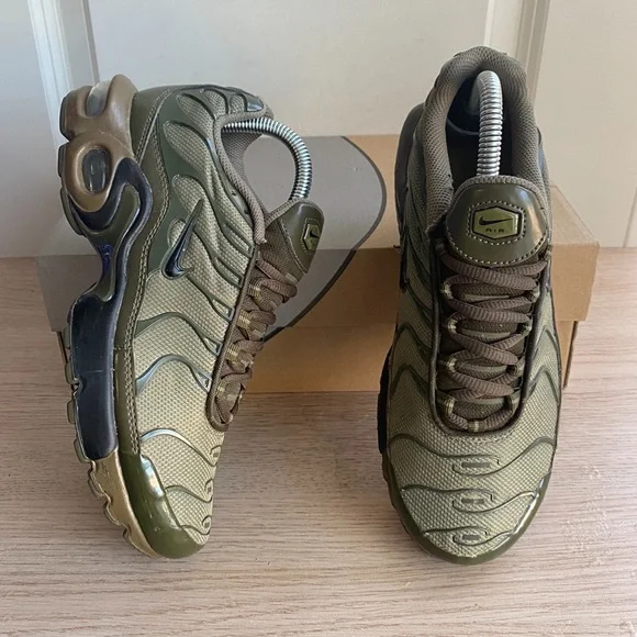 Nike Air Max Plus GS Olive Green Cargo Sneakers- SZ 5.5 Y- 7 W